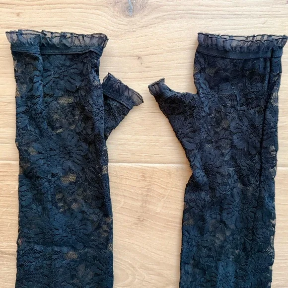 Black Lace Fingerless Gloves - Picture 2 of 3